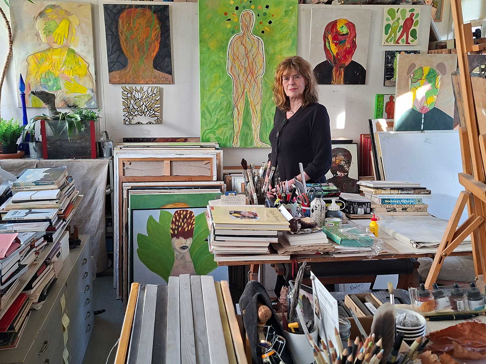 Nella Montfoort in haar atelier.