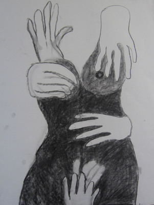 Tekening van Nella Montfoort, handen op torso, houtskool